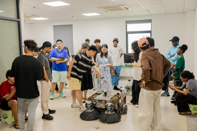 國際師生沉浸式體驗具身智能AI科技，感知中國創新力量