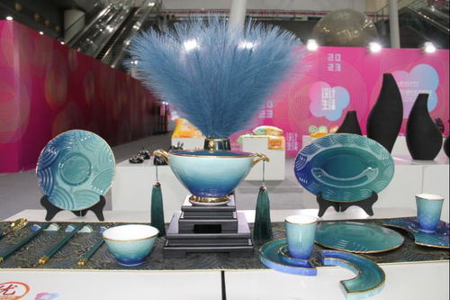 畢榮青參觀調(diào)研山東工藝美術(shù)學(xué)院2023設(shè)計(jì)藝術(shù)博覽會(huì) 聚焦工藝美術(shù)設(shè)計(jì)，共話(huà)創(chuàng)新傳承新篇章